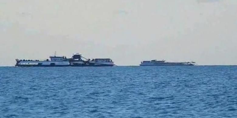 Sejumlah kapal isap produksi timah terlihat di garis Pantai Rambak, di Kabupaten Bangka, Kepulauan Bangka Belitung.