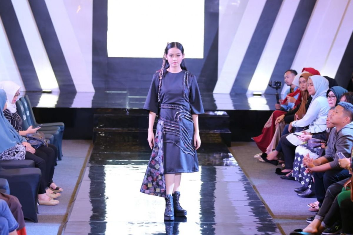 Salah satu busana kreasi Hilda Amalia yang menyemarakkan pangung Palembang Fashion Week 2019, Minggu (10/3/2019) dengan penggunaan kain perca dan limbah. 