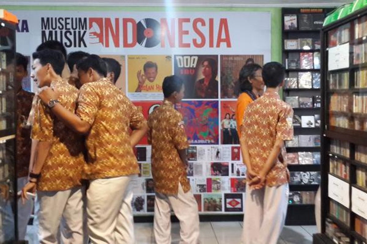 Sejumlah pelajar SMA Antartika Sidoarjo saat belajar sejarah musik di Museum Musik Indonesia, Kota Malang, Rabu (1/2/2017)