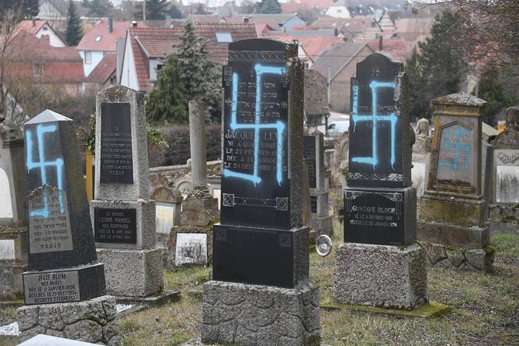 Sejumlah nisan di pemakaman Yahudi di Desa Quatzenheim, Perancis, yang menjadi sasaran aksi vandalisme anti-Semit, Selasa (19/2/2019).