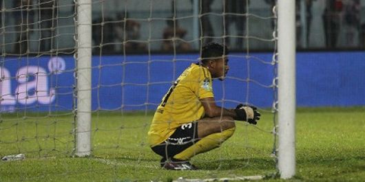 Kiper Semen Padang, Rendy Oscario, tampak kecewa gawangnya kembali dijebol para pemain Arema FC di Stadion Kanjuruhan, Kabupaten Malang, Sabtu (4/11/2017).