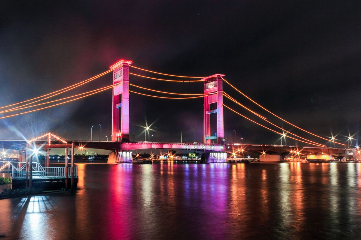 Jembatan Ampera di Palembang. 