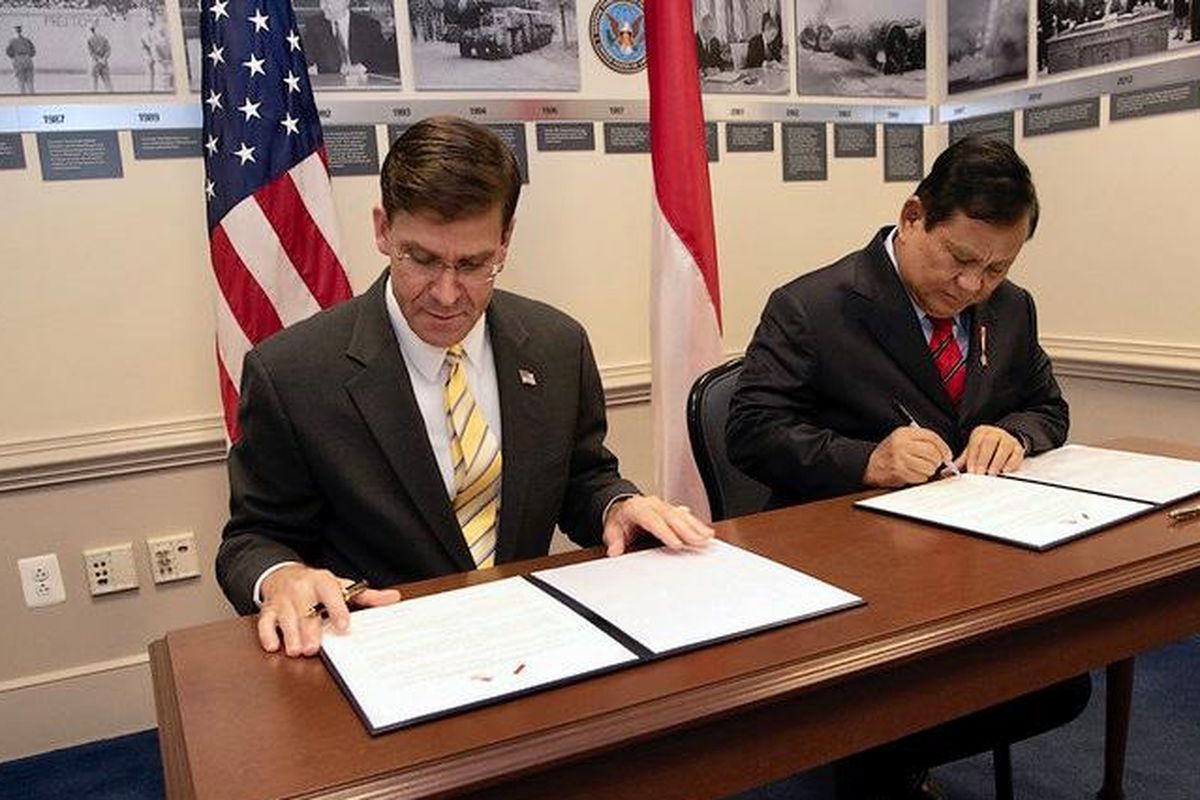 Indonesian Defense Minister Prabowo Subianto (right) and US Secretary of Defense Mark Esper (left) signing a document during a meeting in Pentagon on October 16, 2020. 