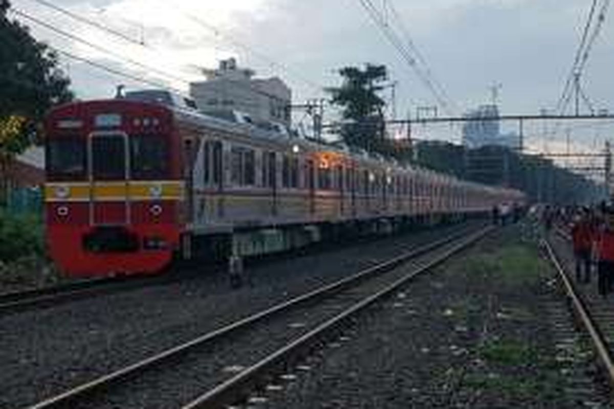 Kereta rel listrik (KRL) yang sempat mengalami ledakan di Stasiun Kemayoran, Jakarta Pusat, Rabu (20/7/2016).