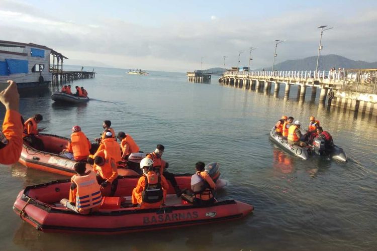 Tim SAR Gabungan Basarnas, BPBD Luwu Timur dan Warga melakukan pencarian korban tenggelam di Danau Towuti, Kecamatan Towuti, L:uwu Timur, Sulawesi Selatan, Senin (07/06/2021)