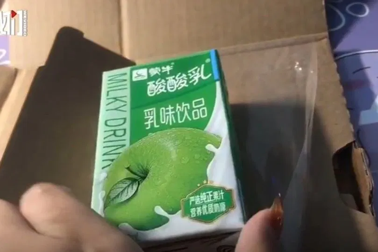 Isi paket yang diterima Liu, berupa yoghurt rasa apel bukan iPhone 12 Pro Max seperti yang dia inginkan.