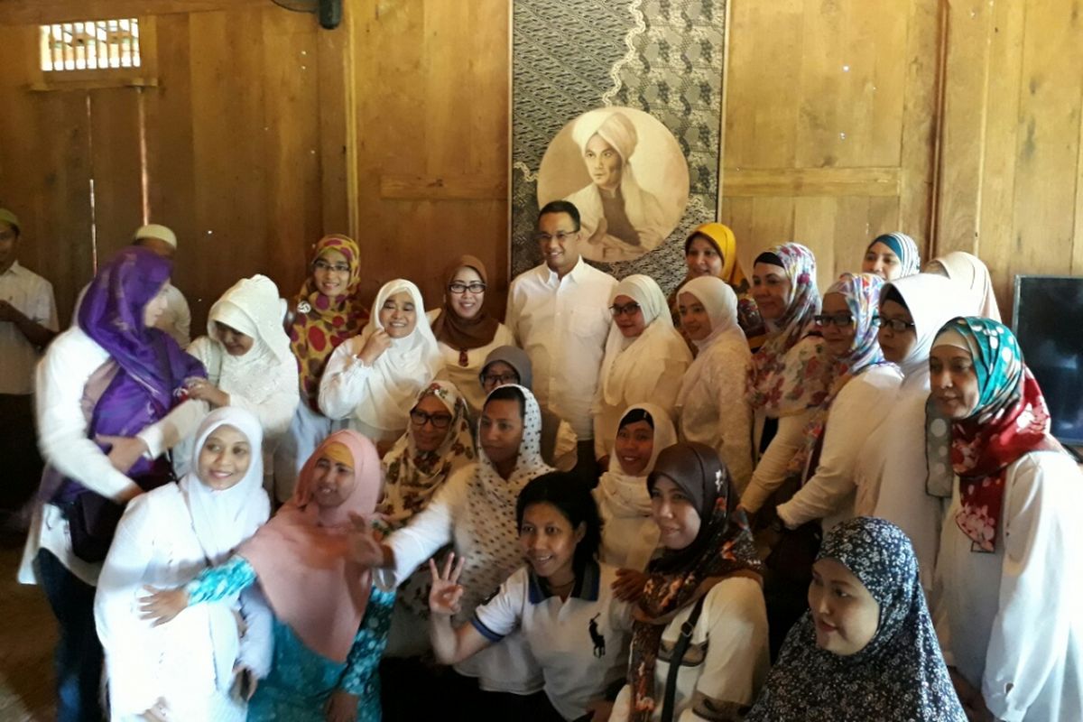 Calon wakil gubernur DKI Jakarta Anies Baswedan menerima sejumlah komunitas tuli di kediamannya di Jalan Lebak Bulus II Dalam, Kelurahan Lebak Bulus, Kecamatan Cilandak, Jakarta Selatan, Kamis (6/4/2017).