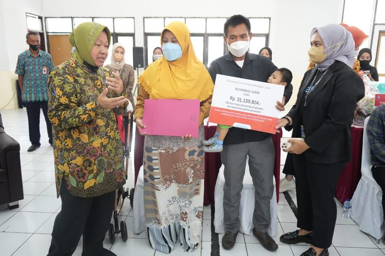 Mensos Risma menyerahkan bantuan masyarakat melalui Kitabisa.com senilai Rp 374.269.930 kepada enam penerima serta bantuan Asistensi Rehabilitasi Sosial (ATENSI) di Sentra Wyata Guna Bandung, Selasa (21/2/2023).