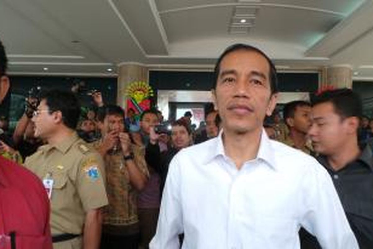 Gubernur DKI Jakarta Joko Widodo saat mengunjungi kantor wali kota Jakarta Utara. Ia mengunjungi pasar murah yang diselenggarakan di sana, Jakarta, Rabu (24/7/2013).