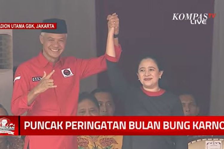 Ketua DPP PDI-P Puan Maharani bersalaman dengan bakal calon presiden (bacapres) PDI-P Ganjar Pranowo dalam puncak acara Bulan Bung Karno di Stadion Utama Gelora Bung Karno (GBK), Senayan, Jakarta, Sabtu (24/6/2023). 