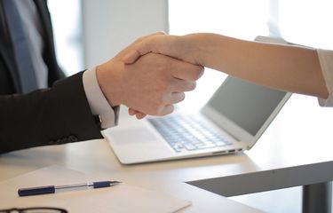 Ilustrasi lowongan kerja, magang. Magang Kemnaker 2025. Cara daftar Magang Kemnaker 2025. Magang Kementerian Ketanagakerjaan. Laman resmi magang hub kemnaker go id.