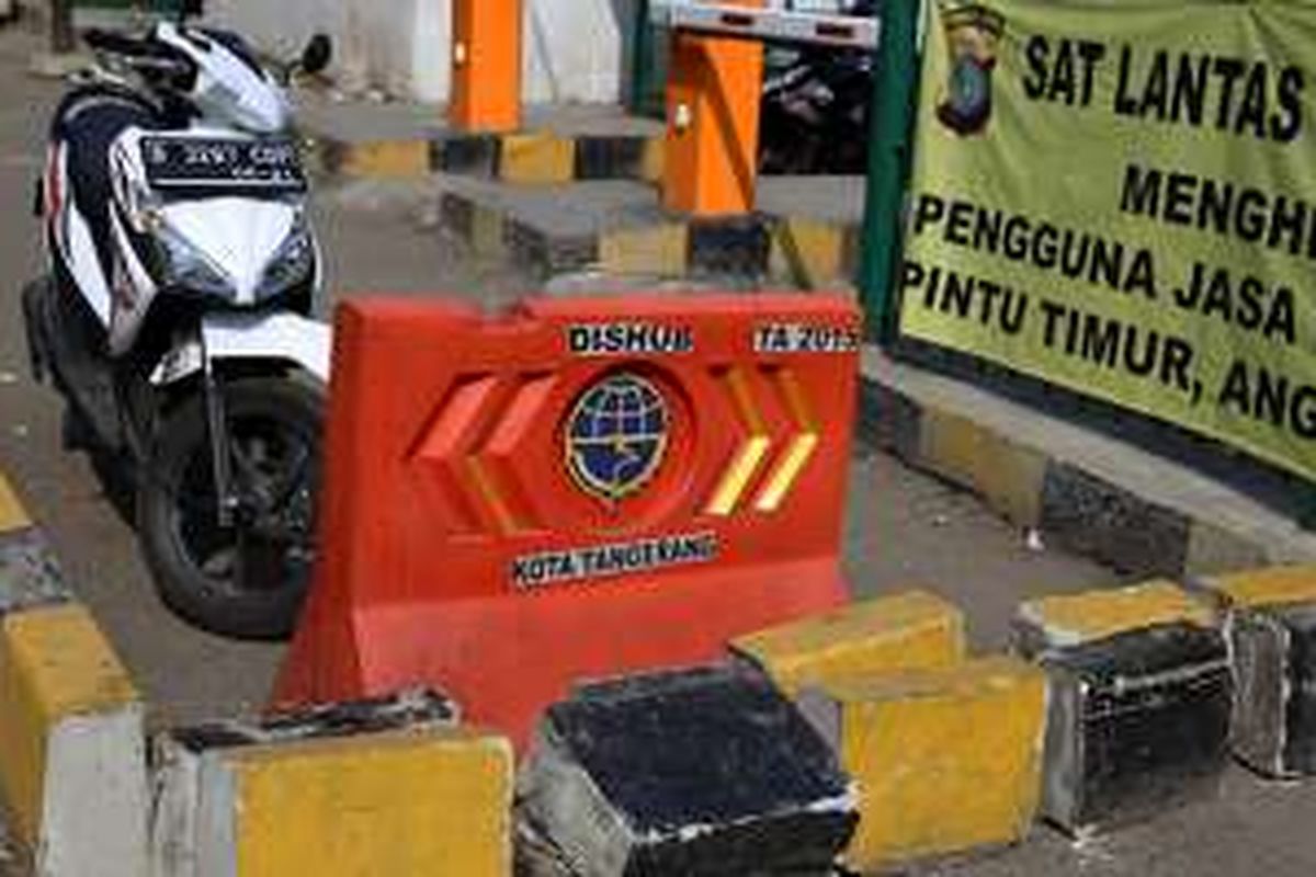 Pintu keluar dari Stasiun Tangerang ditutup dengan pembatas trotoar, Tangerang, Banten, Kamis (21/7/2016). Akses pintu barat menuju Stasiun Tangerang ditutup oleh kepolisian dan pemerintah kota setempat karena diduga menyebabkan kemacetan.