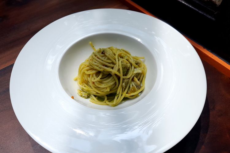 Spaghetti Al Frutti Di Mare, pasta di Casa Alba Ristorante.