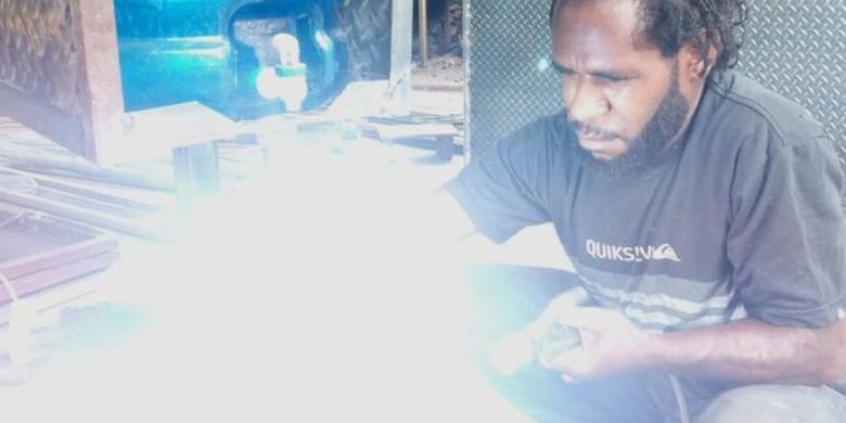 Cerita Yason Pemuda Papua Ciptakan Kompor Oli Bekas Untuk Rumah Tangga Hingga Ritual Adat Halaman All Kompas Com