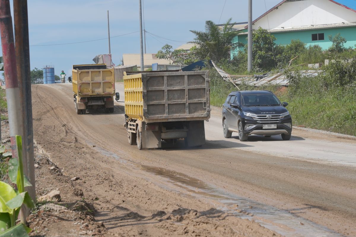Kondisi Jalan Negara, Pemaluan, Kecamatan Sepaku, Kabupaten Penajam Paser Utara (PPU) kotor dan berdebu, terdapat ceceran adukan semen dari truk-truk peggangkut material konstruksi pembangunan Ibu Kota Nusantara (IKN), Kamis (8/2/2024). Jika hujan, jalan menjadi kotor, penuh lumpur, dan licin.
