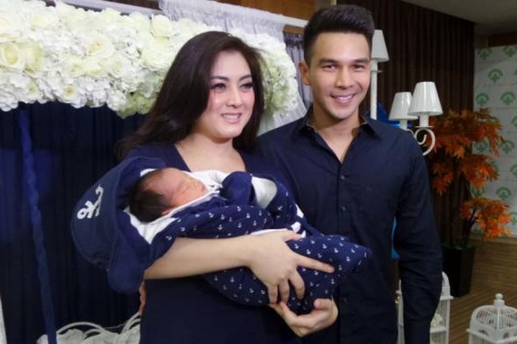 Jonathan Frizzy dan istrinya di RSIA Bunda, Jakarta Pusat, Selasa (12/4/2016)