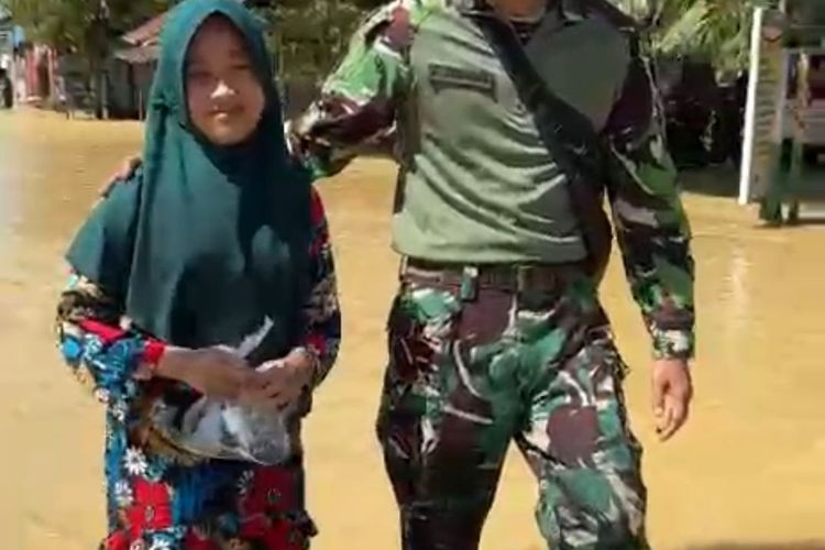 Intan Syakira, siswi kelas VII dari Langkat, Sumatera Utara, menembus banjir setinggi pinggang sejauh 4 kilometer, berjuang untuk tetap berangkat ke Jakarta, mengikuti Olimpiade PAI di Ancol yang diadakan Kemenag.