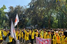 Demo Kawal Putusan MK di Depan Gedung DPR, Jalan Gatot Subroto Ditutup