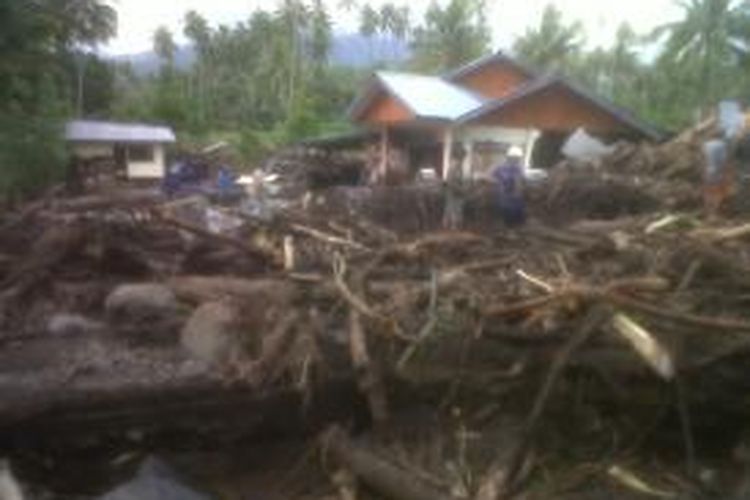 Banjir bandang menerjang Kecamatan Ratahan, Minahasa Tenggara, Sulut.