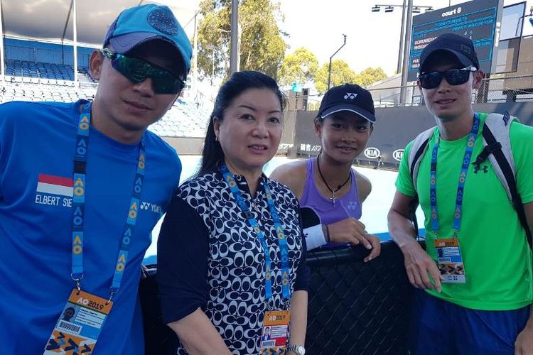 Priska Madelyn Hartono bersama orang tua dan pelatih di Australian Open Junior 2019