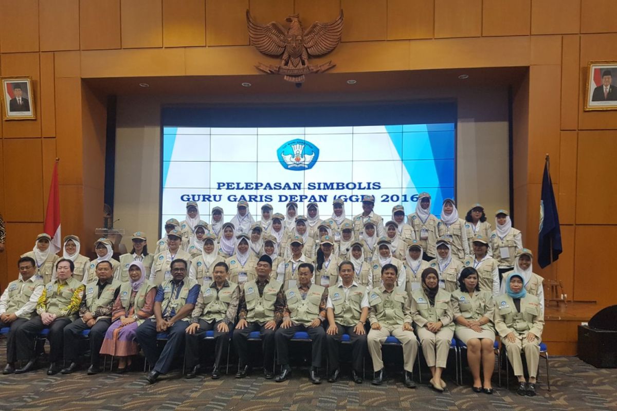 Mendikbud Muhadjir Effendy melepas secara simbolis Guru Garis Depan (GGD) di kantor Kemendikbud, Selasa (12/9/2017)