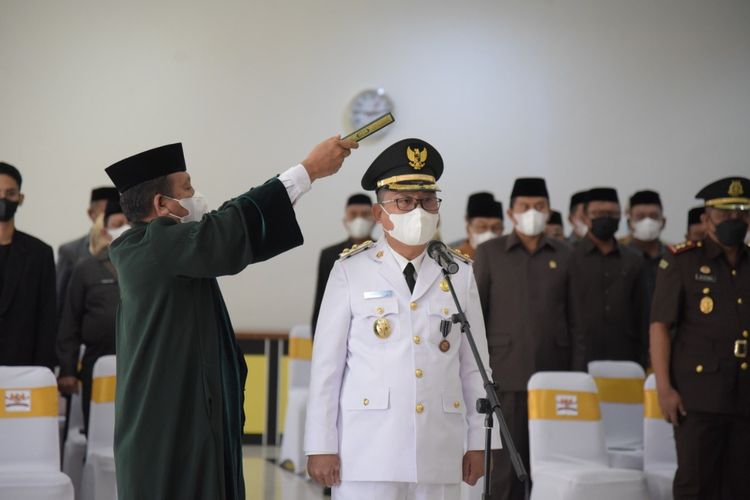 Thoriq Modanggu (52) dilantik sebagai Bupati Gorontalo Utara oleh penjabat Gubernur Gorontalo, Hamka Hendra Noer. Thoriq sebelumnya menjabat sebagai wakil bupati, ia menggantikan bupati sebelumnya Indra Yasin yang meninggal dunia.