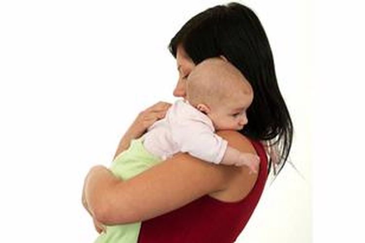 Gendong bayi dengan posisi berdiri untuk melatih otot lehernya.