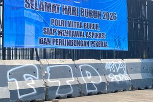 Saat Barikade Beton di Gedung DPR Disulap Jadi “Papan Suara” Massa Aksi Hari Buruh