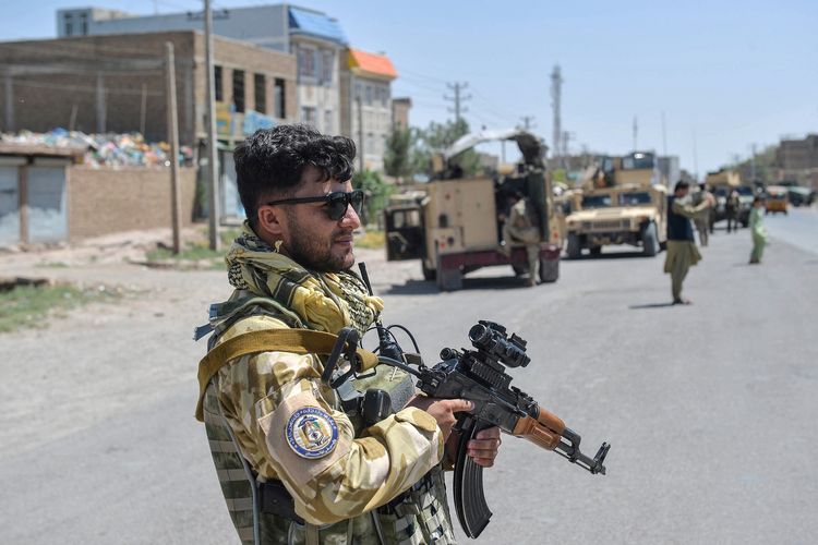 Foto yang diambil pada 1 Agustus 2021 menunjukkan Pasukan Nasional Afghanistan berjaga di jalanan di tengah perang antara tentara pemerintah dan Taliban di Distrik Enjil, Provinsi Herat.