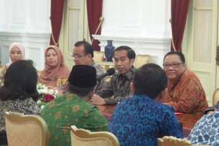 Presiden Joko Widodo saat berdiskusi dengan pengusaha mikro kecil dan menengah di Istana Merdeka, Jakarta Jumat (25/11/2016).