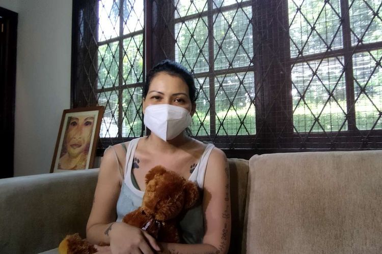 Musisi sekaligus aktivis Melanie Subono setelah menggelar jumpa pers mengenai pasca operasi pengangkatan rahim dan ovarium, Lebak Bulus, Jakarta Selatan, Selasa (2/11/2021).