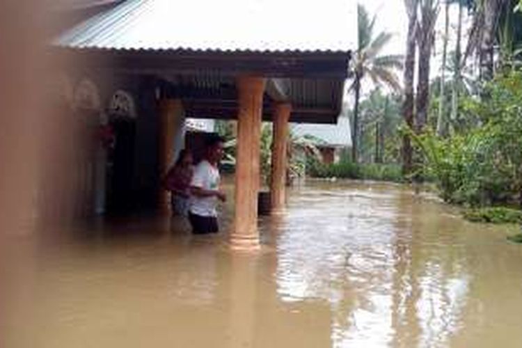 Warga Desa Ligan, Kecamatan Sampoiniet Kabupaten Aceh Jaya, bersiap mengungsi karena banjir yang semakin meninggi yang melanda wilayah ini. Banjir terjadi akibat meluapnya Krueng Ligan karena intensitas hujan yang tinggi sejak Minggu malam lalu.