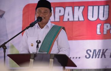 Wakil Gubernur Jawa Barat (Jabar) Uu Ruzhanul Ulum saat meresmikan program SMK Membangun Desa di SMK Karya Nasional, Kabupaten Kuningan, Jumat (2/4/2021)