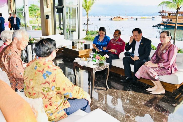 Para pemimpin negara ASEAN berbincang-bincang di sela-sela Konferensi Tingkat Tinggi (KTT) ASEAN ke-42 di Labuan Bajo, Manggarai Barat, Nusa Tenggara Timur (NTT).