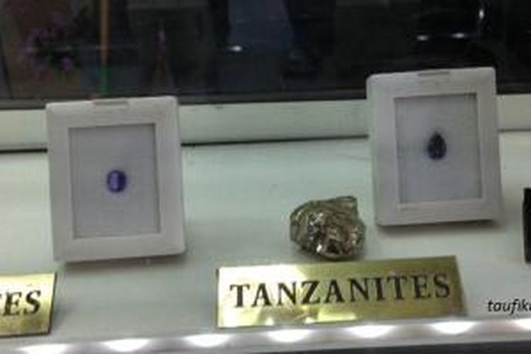 Tanzanite, batu mulia itu di Tanzania. Harganya bisa jauh lebih mahal dari berlian sekalipun.