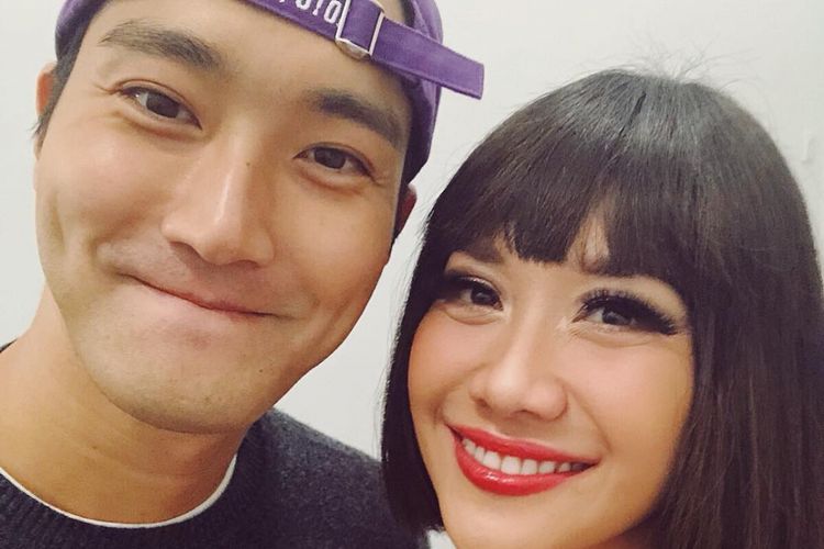 Artis Indonesia Bunga Citra Lestari berfoto dengan Siwon Super Junior di belakang panggung penutupan Asian Games 2018 di Gelora Bung Karno, Senayan, Jakarta Pusat, Minggu (2/9/2018).