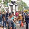 Demo Sopir Truk di Kantor Pemkab Subang, Gerbang Roboh Didorong Massa