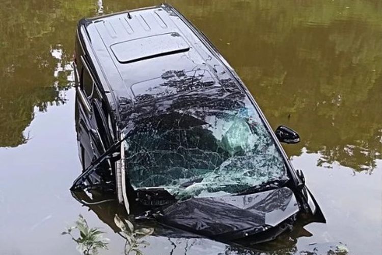 Mobil terjun ke sungai, pengemudi meninggal usai dirawat lima hari di rumah sakit.