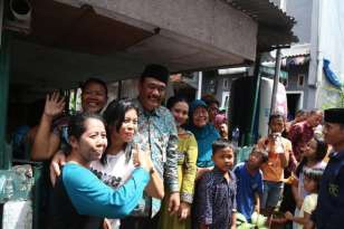 Wakil Gubernur DKI Jakarta Djarot Saiful Hidayat saat berfoto bersama warga Johar Baru, Jakarta Pusat, Jumat (15/4/2016). 