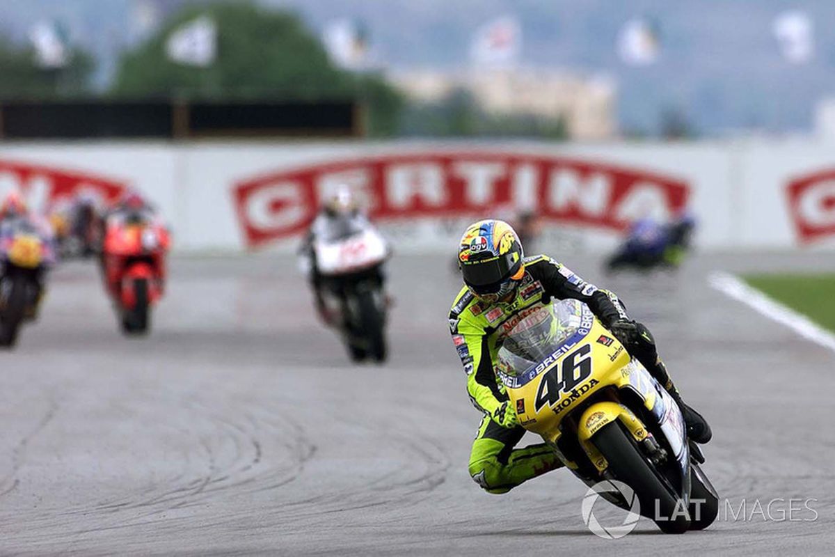 Valentino Rossi saat membela Yamaha di Rio GP 2000 di Autódromo Internacional Nelson Piquet atau lebih dikenal dengan sebutan Sirkuit Jacarepagua.