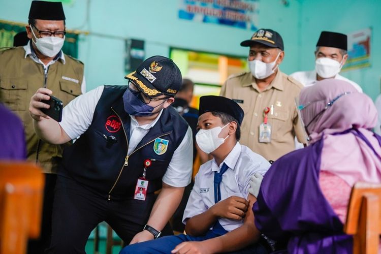 Bupati Kediri Hanindhito Himawan Pramana melakukan selfie bersama pelajar yang mengikuti program vaksinasi di MAN 2 kediri 