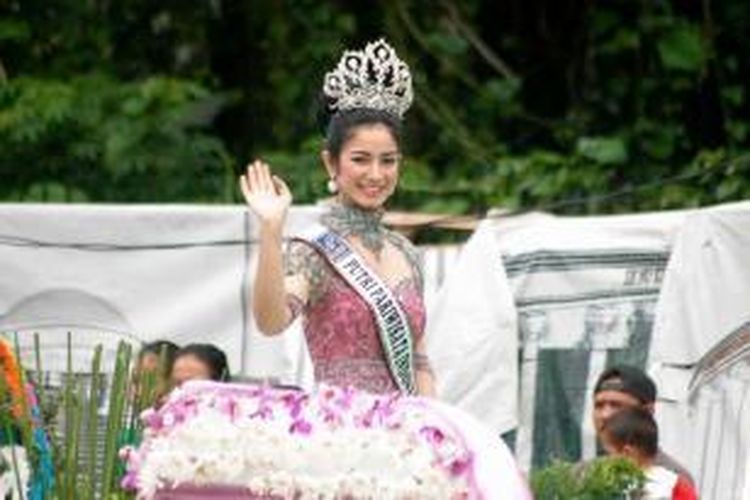 Putri Pariwisata Indonesia 2015 Dikna Faradiba ikut memeriahkan karnaval Festival Bunga dan Buah Nusantara (FBBN) 2015, Minggu (29/11/2015). Puncak FBBN 2015 dimeriahkan oleh 10 mobil hias, enam grup marching band, 55 pertunjukkan properti dan kostum, serta lebih dari 10.000 peserta berkeliling Bogor mengkampanyekan kecintaan terhadap bunga dan buah nusantara. 