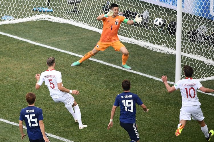 Bek Polandia, Jan Bednarek (2 dari kiri), mencetak gol ke gawang Jepang pada laga penyisihan Grup H Piala Dunia 2018 di Volgograd Arena, Volgograd, Kamis (28/6/2018).
