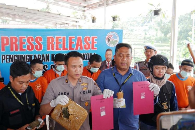 Jajaran Polres Cianjur merilis penangkapan sembilan bandar narkoba dalam sepekan terakhir di Mapolres Cianjur, Selasa (14/01/2020). Dari sembilan tersangka diamankan 1 kilogram ganja dan 15 gram sabu.