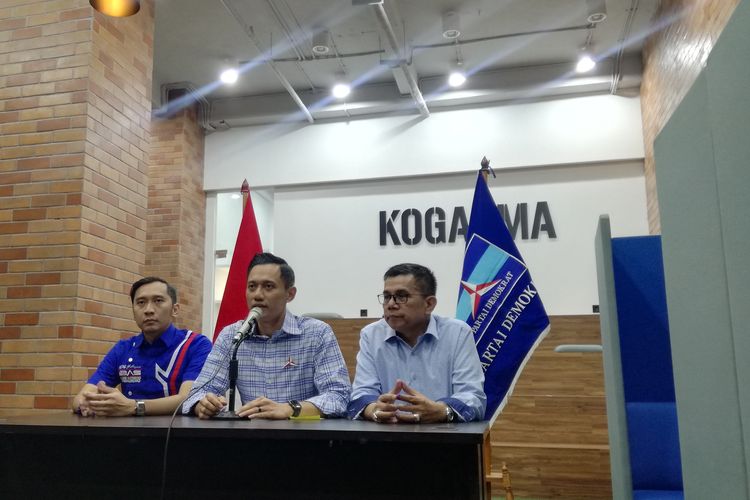 Komandan Satuan Tugas Bersama (Kogasma) Partai Demokrat Agus Harimurti Yudhoyono (tengah) bersama Sekjen Demokrat Hinca Panjaitan (kanan) dan Ketua Fraksi Demokrat DPR Edhie Baskoro Yudhoyono di DPP Demokrat, Rabu (17/4/2019).