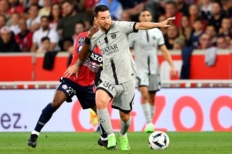 Pemain Paris Saint-Germain (PSG) Lionel Messi beraksi dalam laga lanjutan Liga Perancis musim 2022-2023 kontra Lille LOSC di Stadion Pierre-Mauroy, Villeneuve-d'Asq, pada Senin (22/8/2022) dini hari WIB.