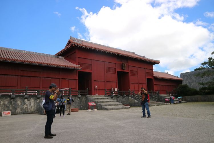 Gebang menuju ruangan utama sekaligus terbesar di Shurijo Castle Park, Okinawa, Jumat (29/6/2018).