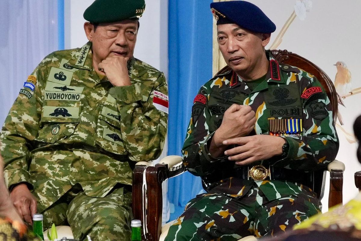 Presiden ke-6 <a href='https://manado.tribunnews.com/tag/susilo-bambang-yudhoyono' title='Susilo Bambang Yudhoyono'>Susilo Bambang Yudhoyono</a> (SBY) dan <a href='https://manado.tribunnews.com/tag/kapolri' title='Kapolri'>Kapolri</a> Jenderal <a href='https://manado.tribunnews.com/tag/listyo-sigit-prabowo' title='Listyo Sigit Prabowo'>Listyo Sigit Prabowo</a> berbincang-bincang dalam HUT ke-80 TNI di Monas, Jakarta, Minggu (5/10/2025). 