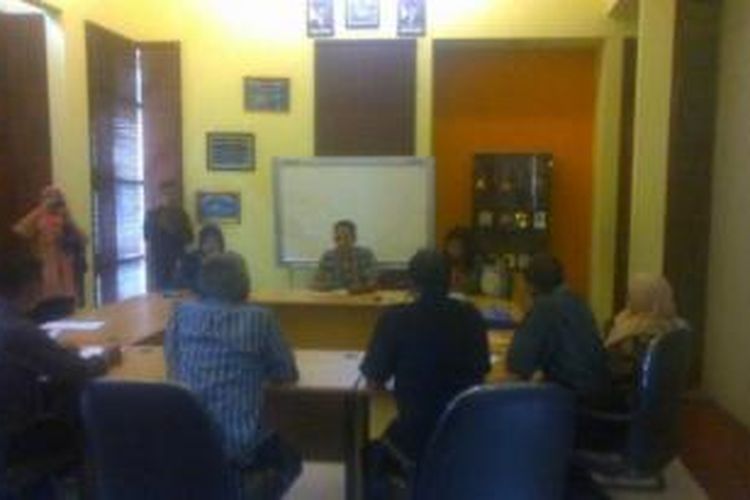 Sejumlah guru SMAN 10 yang dimutasi melaporkan Wali Kota Bandung ke Ombudsman Perwakilan Jawa Barat, Selasa (20/10/2015). 