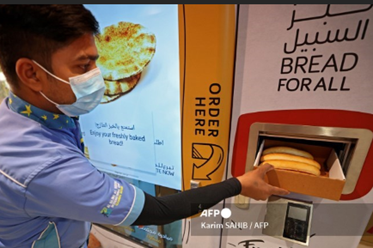 Dengan melonjaknya biaya hidup, distribusi roti panas gratis untuk orang miskin telah diperkenalkan di Dubai, Uni Emirat Arab (UEA). Sepuluh mesin otomatis telah dipasang pekan lalu di supermarket, dengan layar sentuh komputer yang memungkinkan orang memilih berbagai jenis roti.
